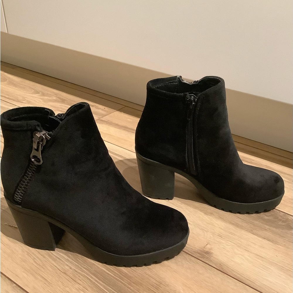 🎉HOST PICK🎉 vintage Dressy Black velour zip up 3” platform booties